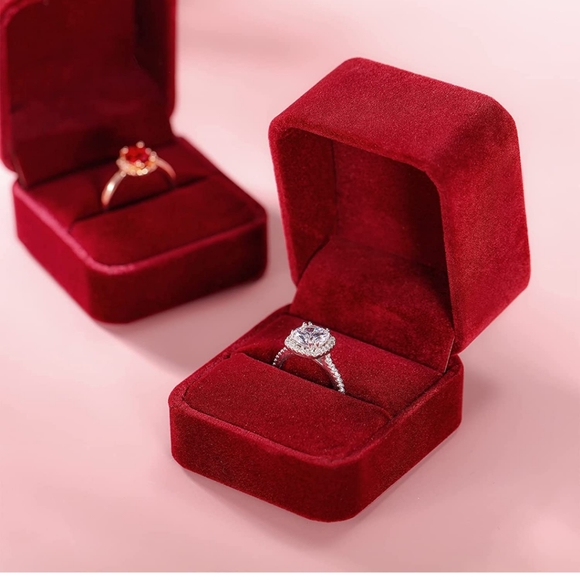 RED VELVET RING BOXES SET OF 6 - Picture 2 of 4